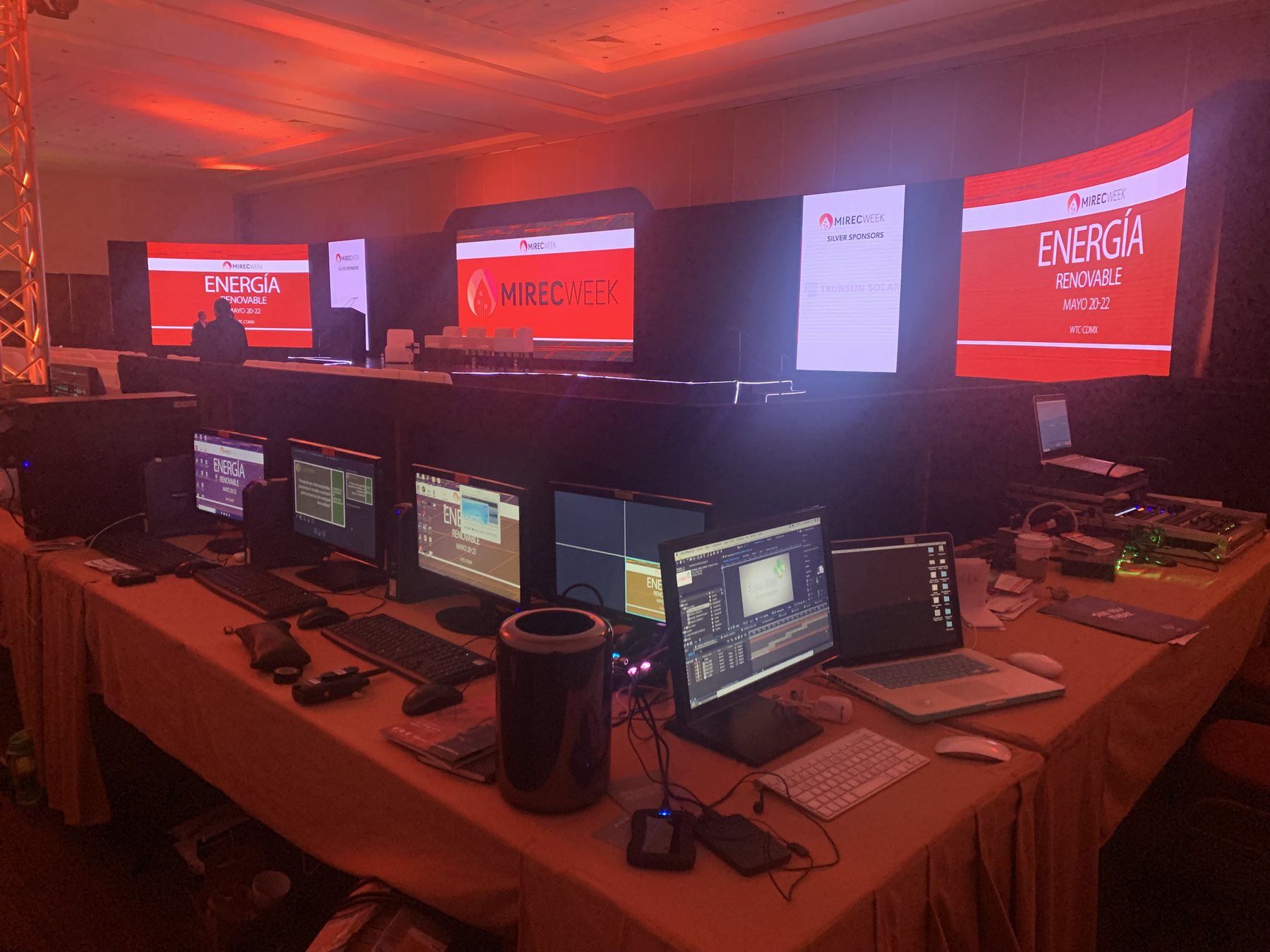 Control técnico y sistemas audiovisuales operados por VideoDesign en un evento corporativo
